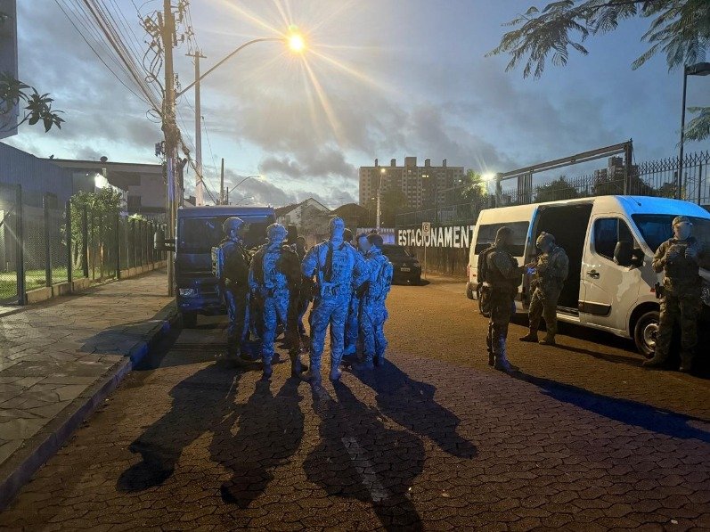 Cidadãos do Paraguai eram recrutados para produzir cigarros em fábrica clandestina da região metropolitana