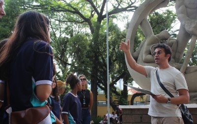 Estudantes conhecem a história de três praças de Canoas em passeio guiado