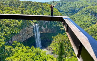 Corajoso: Experiência proporcionará contemplar a Cascata do Caracol caminhando por viga metálica com menos de 1 metro de largura