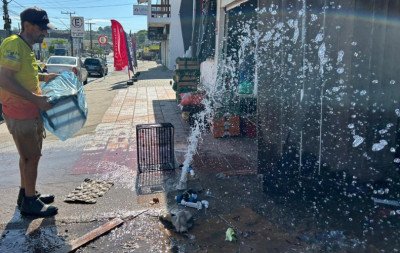 Vazamento provocado por vandalismo deixa água potável jorrando há mais de 13 horas em Novo Hamburgo