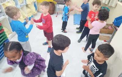 Musicalização diverte e conquista alunos na Emeb Floriano Peixoto