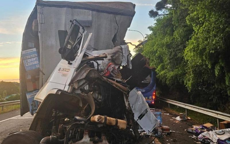 Motorista do caminhão ficou gravemente ferido no acidente na BR-386 | abc+