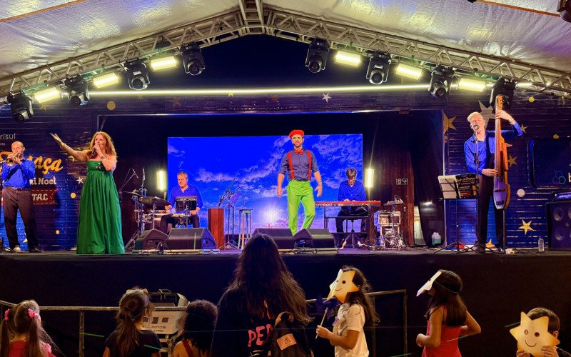 Show acontece em palco itinerante, montado sobre um caminhão | abc+