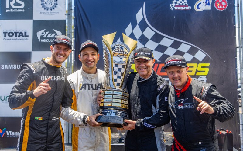 Franco Pasquale, Chico Möller, Catô Belleza e Tiel de Andrade com o Troféu das 12 Horas de Tarumã 2024 | abc+