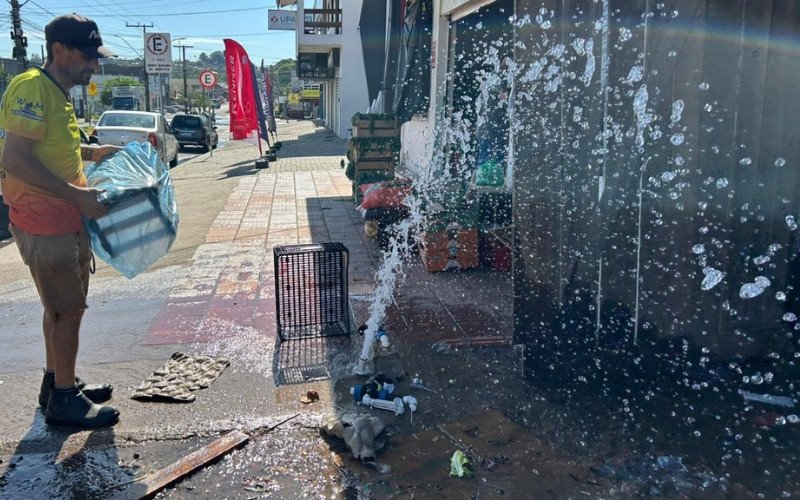 Vazamento provocado por vandalismo deixa água potável jorrando há mais de 13 horas em Novo Hamburgo | abc+