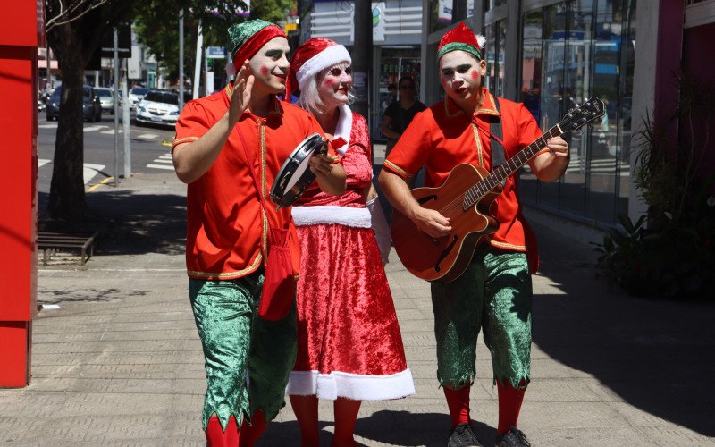 Cortejo levou a magia do Natal para ruas e comércios de Sapiranga | abc+