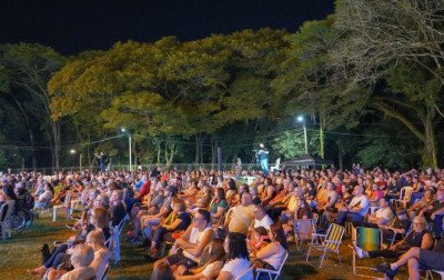 Espetáculo A Família Tannenbaum é prestigiado por 4 mil pessoas no Cecrei