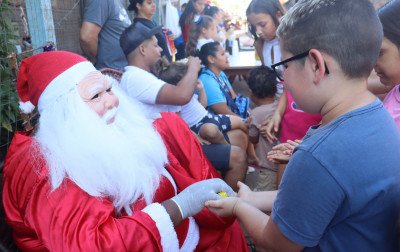 Emoção e solidariedade no Natal da Dona Beia; veja como foi ação liderada pela moradora do bairro Santo Afonso