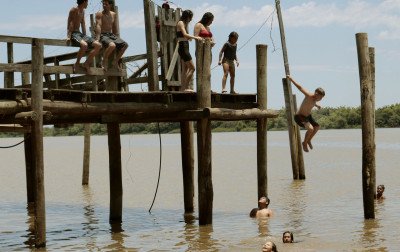 "Muito lodo e galhos": Movimento é grande na Prainha do Paquetá e a preocupação com os afogamentos cresce