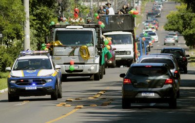 Paróquia Santa Luzia celebra 50 anos com procissão nas ruas de Canoas