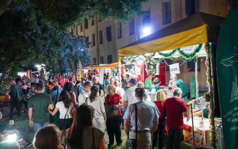 Food truck e bancas de artesanato no espetáculo A Família Tannenbaum no Cecrei