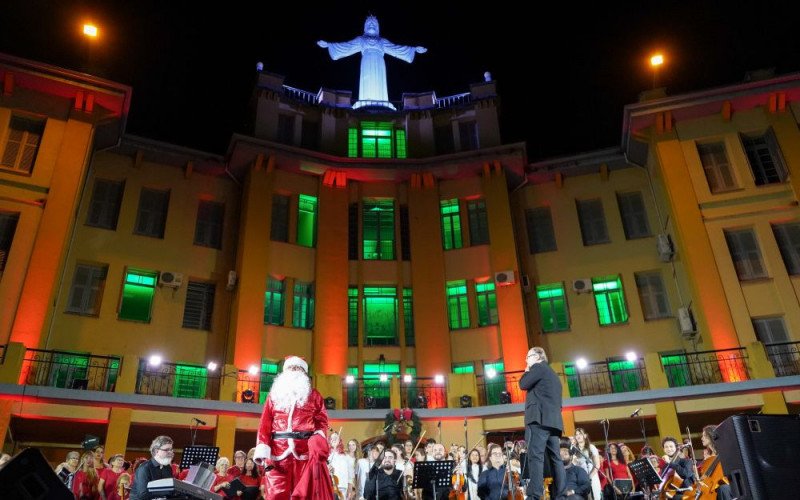 Papai Noel marcou presença no Espetáculo A Família Tannenbaum no Cecrei