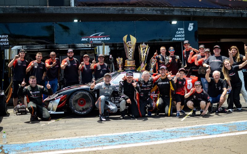 Equipe da MC Tubarão celebra o bicampeonato em Tarumã | abc+