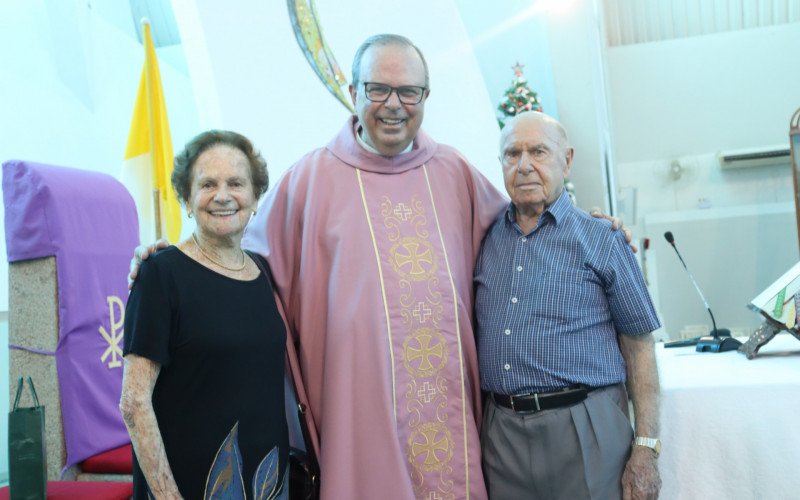 Padre Júlio com o casal Lilian e Ernani Reuter | abc+