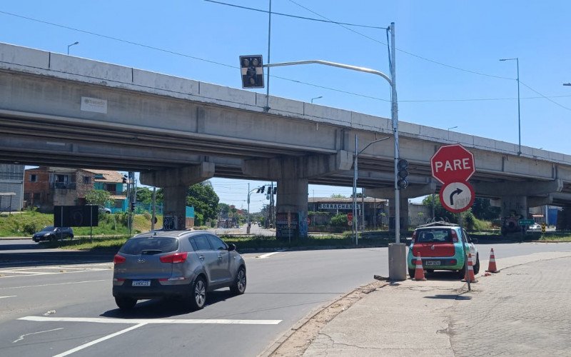 Os semáforos foram instalados no cruzamento da Avenida Coronel Theodomiro Porto da Fonseca sob a elevada da RS-118