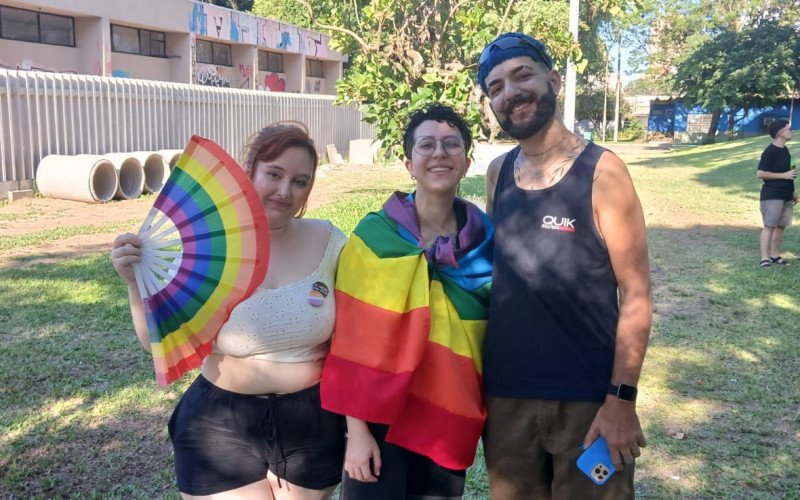 Lindsey Gonçalves (leque) e John Marley aproveitaram a tarde na Parada da Diversidade 