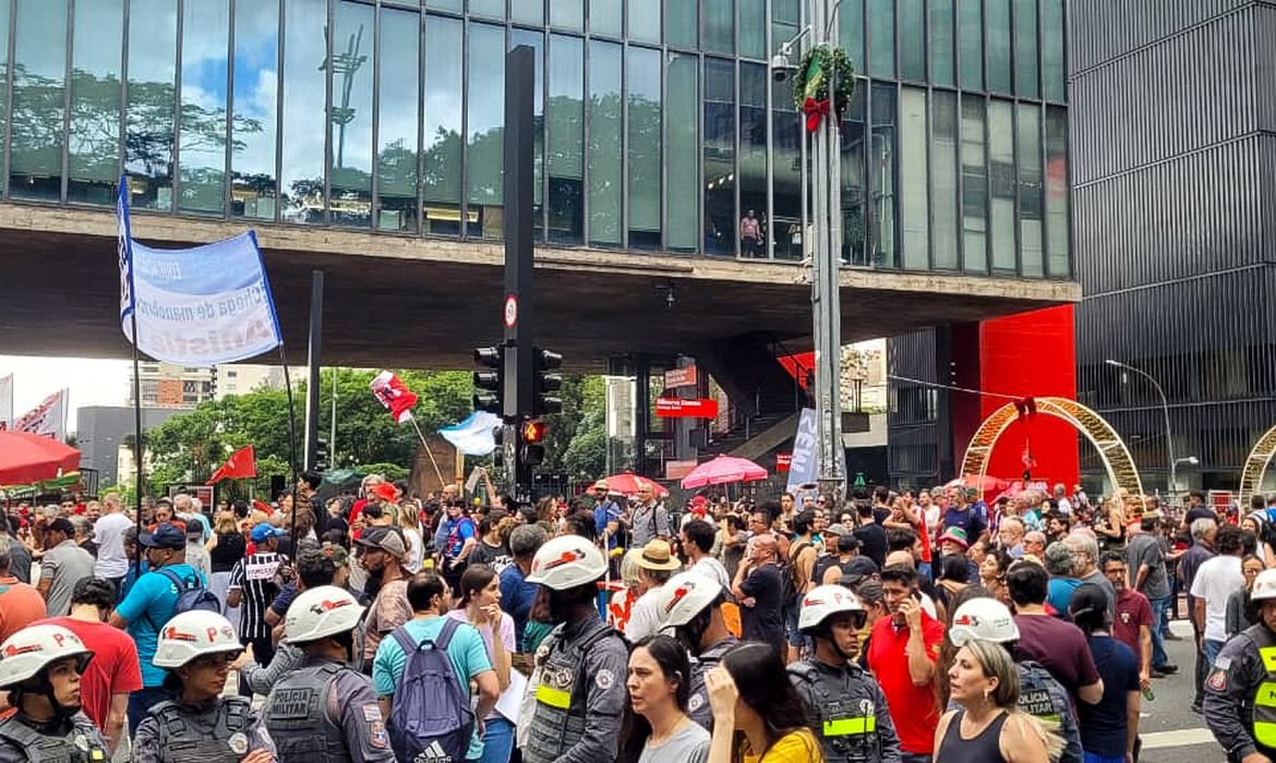 Em várias capitais, manifestantes vão às ruas contra PL da Dosimetria | abc+