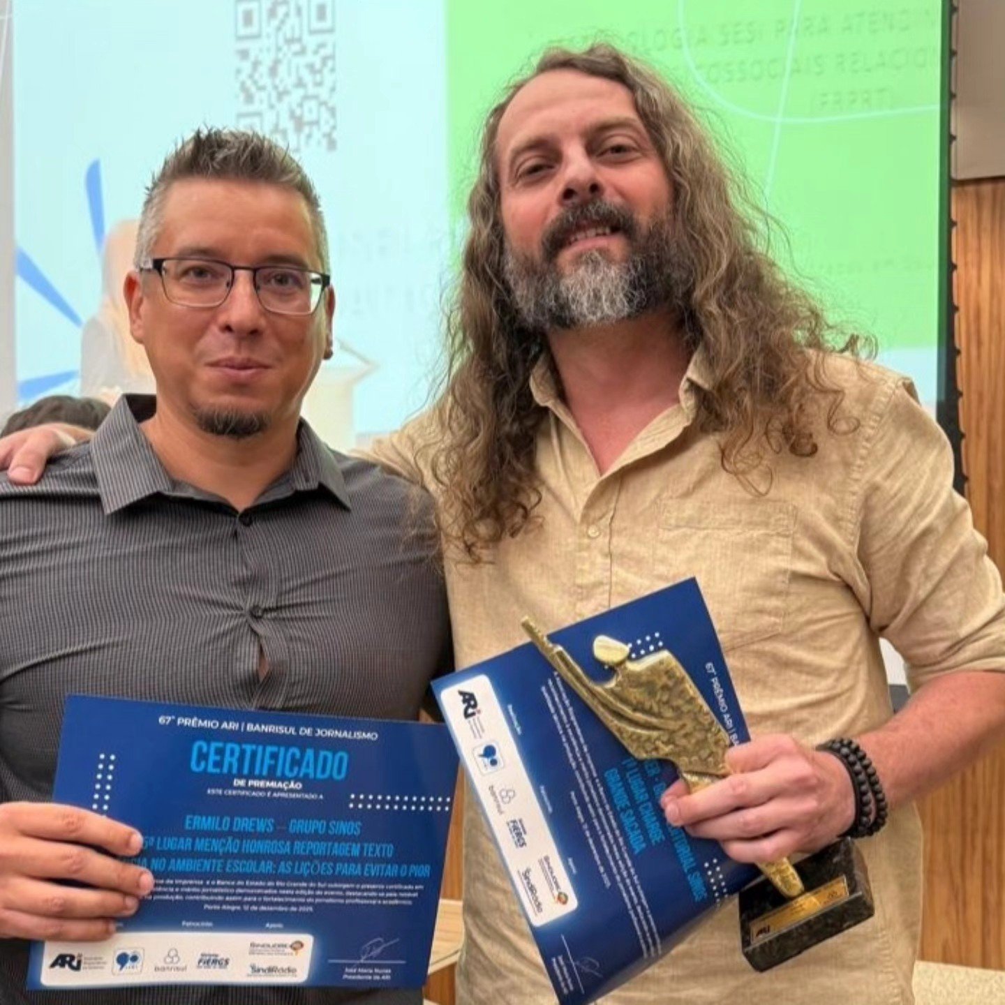 Drews e Renner na premiaÃ§Ã£o na sede da ARI, na capital | abc+