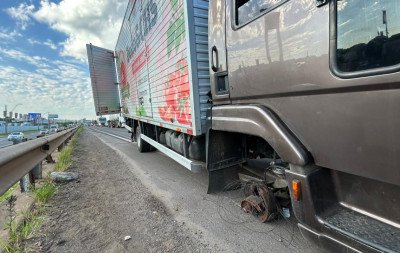 BR-116: Pneu de caminhão que transportava carga de tomates pega fogo e estoura no Vale do Sinos