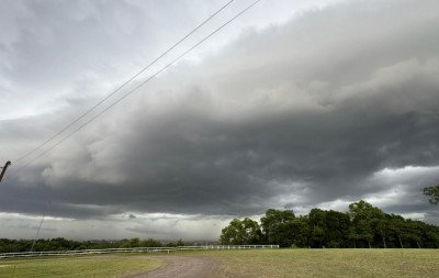 Forte ventania assusta moradores e causa transtornos devido à falta de energia