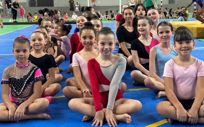 Festival realizado do Ginásio Municipal Nenezão trouxe jovens talentos na ginástica artística