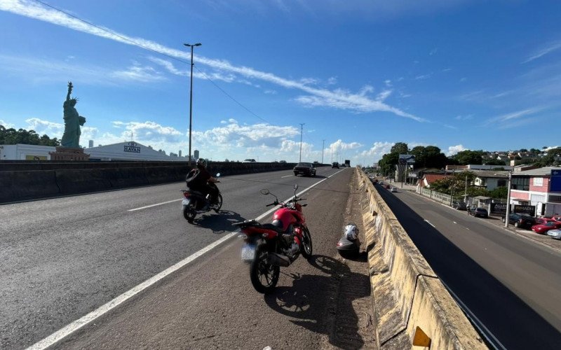 BR-116: Motociclista fica ferida após colisão com carro sobre viaduto