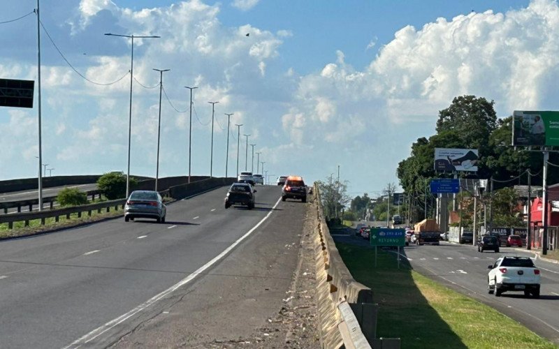 BR-116: Motociclista fica ferida após colisão com carro sobre viaduto