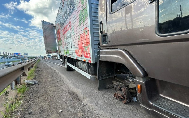 BR-116: Pneu de caminhão que transportava carga de tomates pega fogo e estoura no Vale do Sinos | abc+