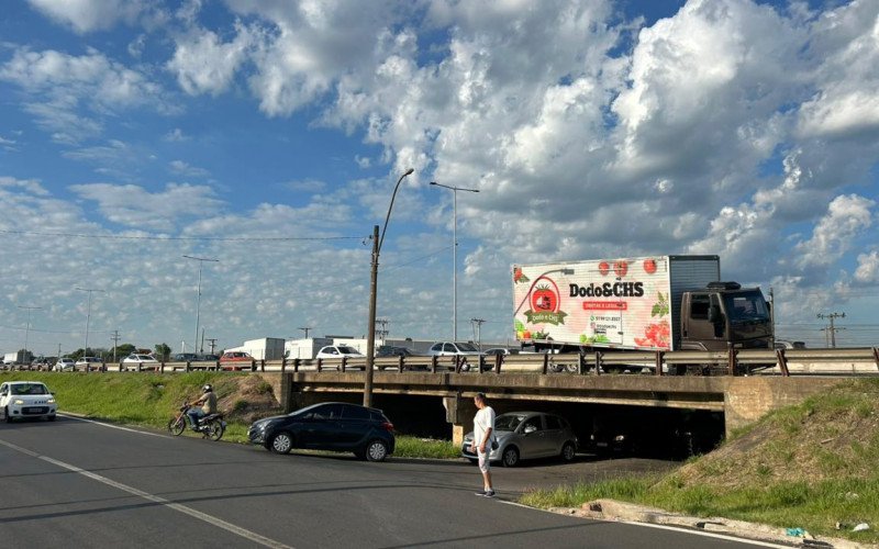 BR-116: Pneu de caminhão que transportava carga de tomates pega fogo e estoura no Vale do Sinos | abc+
