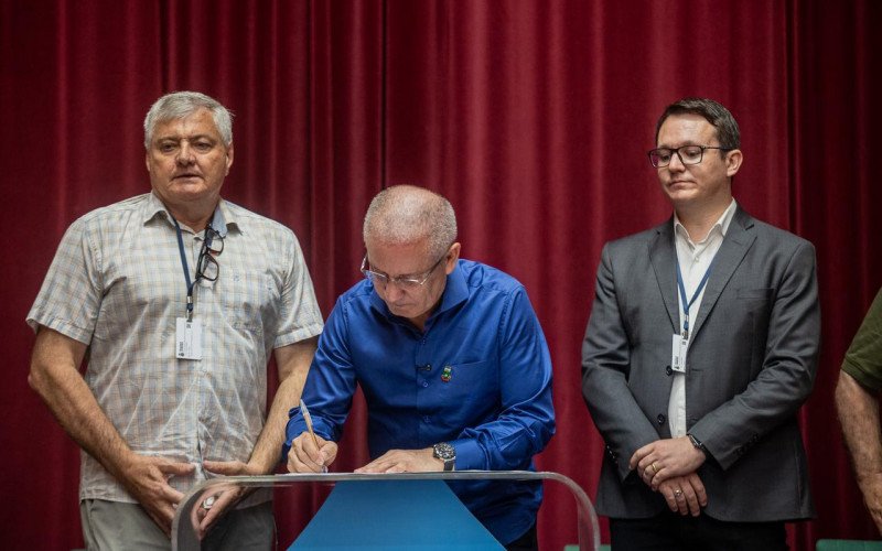 Prefeito de Canoas, Airton Souza assinou o documento nesta segunda-feira (15) | abc+