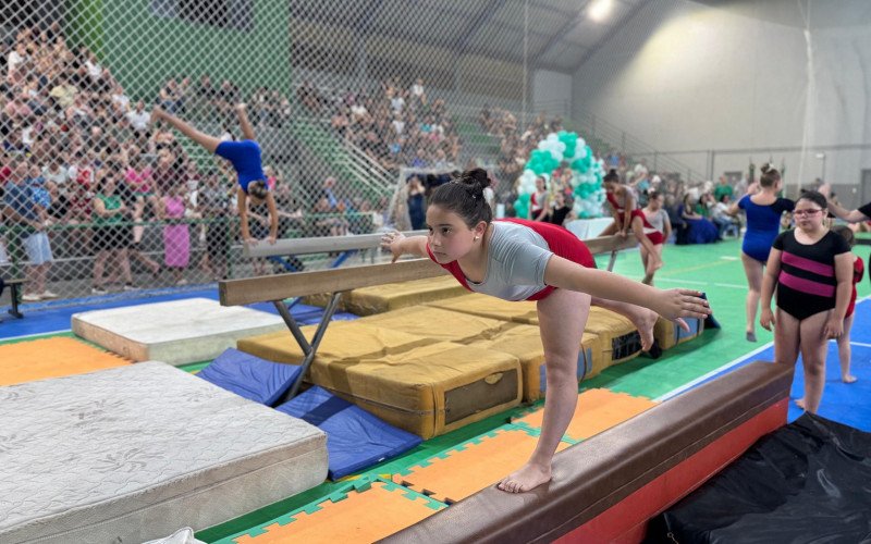 Ginásio Nenezão foi palco do 19º Festival de Ginástica Artística