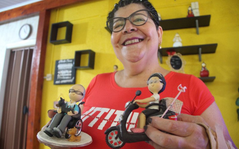 Elisabeth tem até uma miniatura dela em seu triciclo e do marido em uma cadeira motorizada | abc+