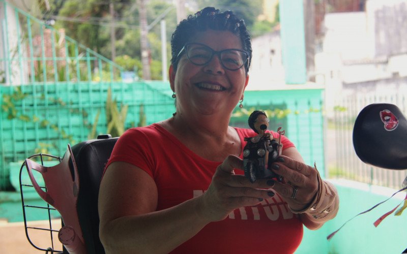 Elisabeth tem até uma miniatura dela em seu triciclo e do marido