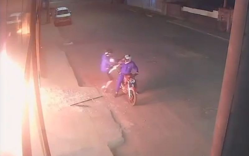 Adolescente incendeia revenda, tenta fugir com carro de aplicativo e acaba apreendido | abc+