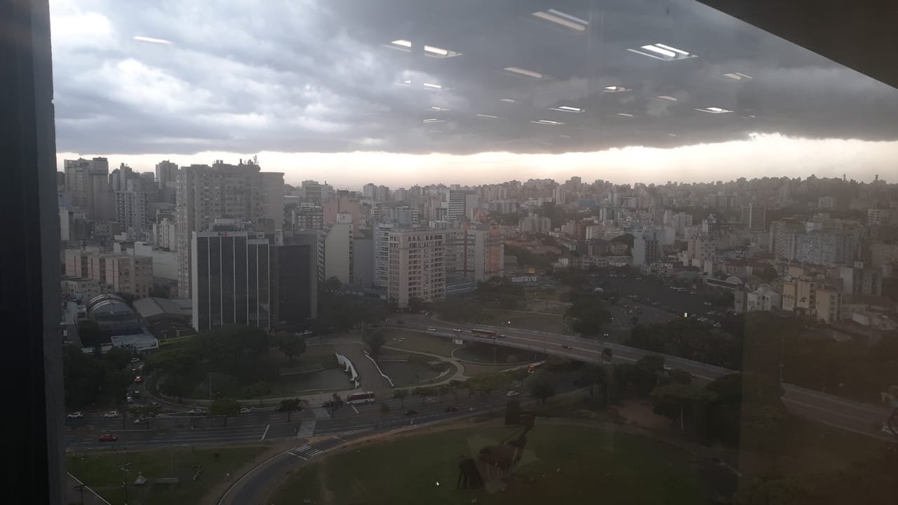 Nuvem de tempestade encobre Porto Alegre | abc+