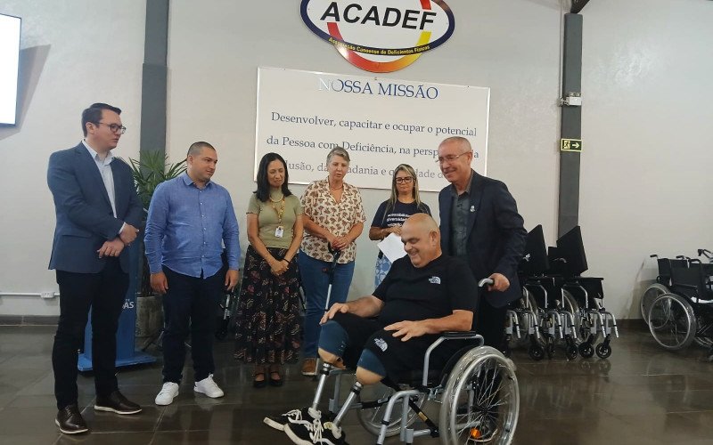 O prefeito Airton Souza entregou a Marcelo Petzhold a primeira cadeira na manhã desta terça-feira (16) | abc+