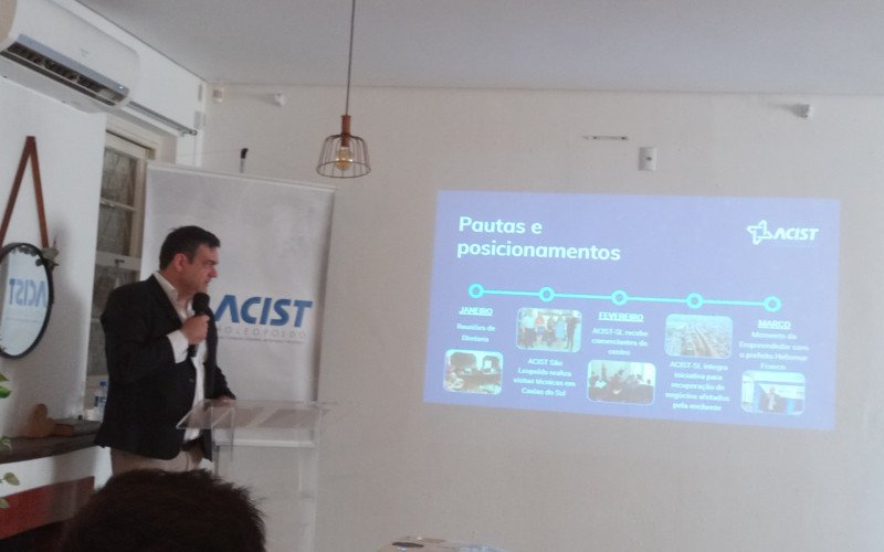O presidente da Acist-SL, Daniel Klafke apresentou o Relatório de Atividades 2025 no Café & Comunicação na manhã desta terça-feira