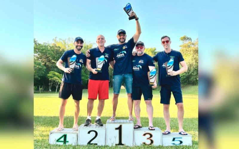 Jarbas Batista de Mello no lugar mais alto do pódio, com Luciano Horn (2º), Lúcio Dal Pozzo (3º), Maicon Corrêa (4º) e Lucas Axelrud (5º) | abc+