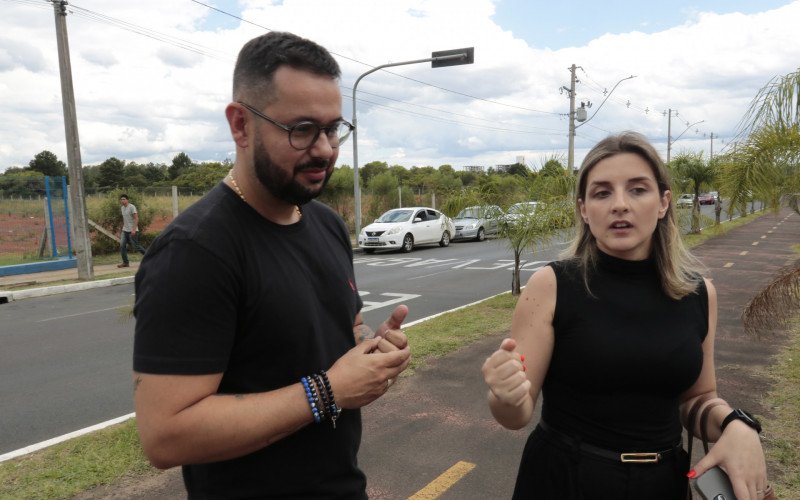 O secretário Thiago Moyses conversou com a mãe da vítimas, a empresária Bruna Galeazzi Winckler, na tarde desta terça-feira (16), em frente ao Colégio Adventista  | abc+