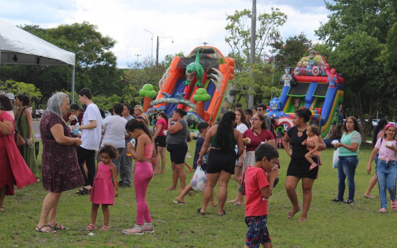 Festa de Natal reúne famílias atendidas nos Cras e Creas no Parque Eduardo Gomes | abc+