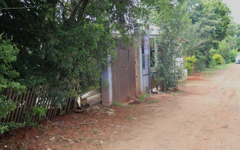 Residências junto ao dique precisam ser removidas para o andamento das obras