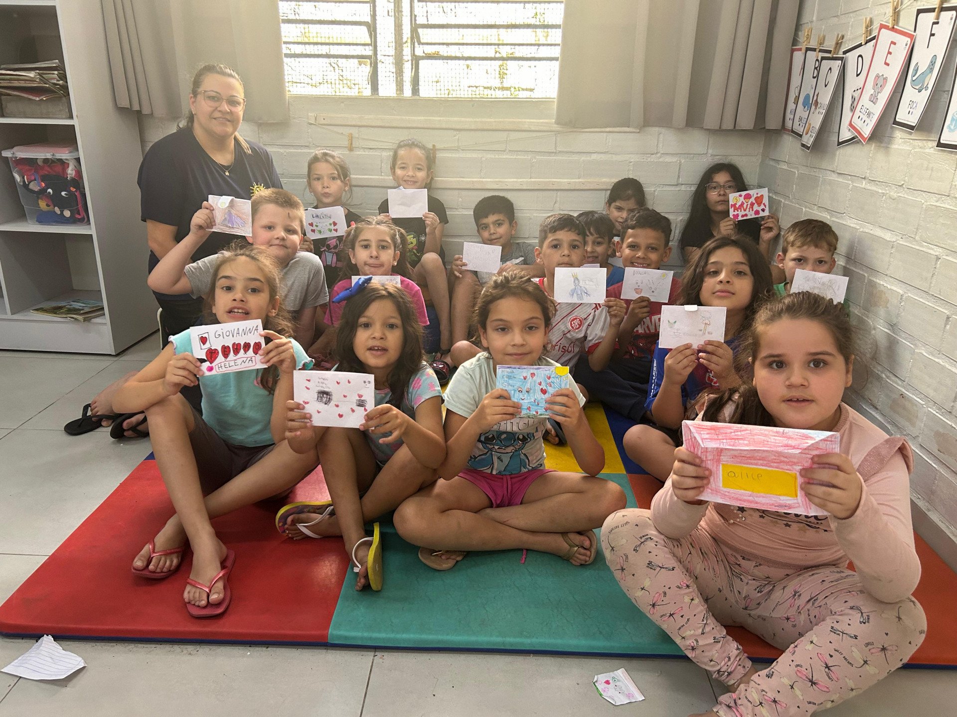 Profe Joseane com os alunos e suas carteiras | abc+