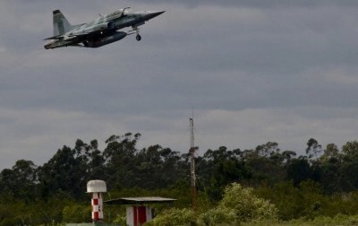 "Barulhão o dia inteiro": Moradores de Canoas reclamam de atividade incomum de caças na Base Aérea de Canoas