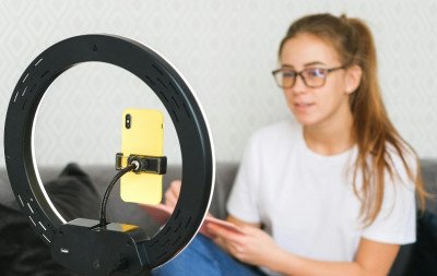 Influenciadores sem formação serão proibidos de falar sobre 6 tipos de assuntos no Brasil? Proposta de deputado prevê multa de até R$ 50 mil e conta suspensa; entenda
