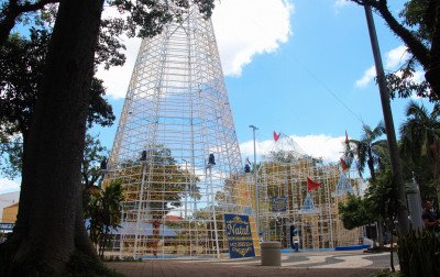 VÍDEO: Anunciada como a maior do Estado, árvore de Natal de Novo Hamburgo não tem a altura prometida