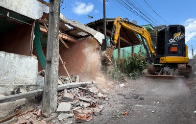 Casa usada há mais de 20 anos por pessoas ligadas ao tráfico é demolida na região