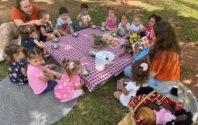 Piquenique literário envolve alunos na Emei Floresta Encantada
