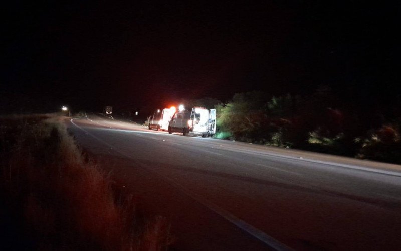 Casal caminhava às margens da rodovia quando foram atropelados por caminhão | abc+