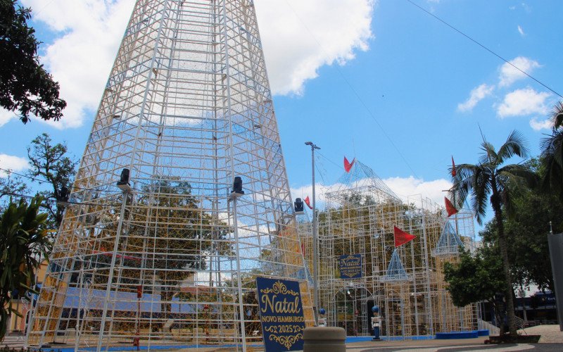 Árvore de Natal de Novo Hamburgo tem pouco mais de 30 metros, distante dos 42m anunciados pela Prefeitura