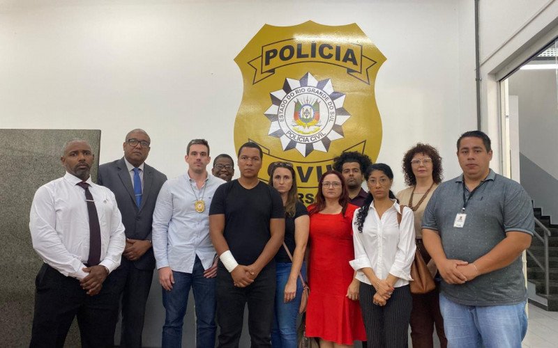 Acompanhado de sua esposa, representantes da OAB e do Gerente de Políticas Públicas de Igualdade Racial de Novo Hamburgo, Jéferson Mendes, Silva apresentou materiais que indicam ofensas proferidas antes da tentativa de homicídio ocorrida no dia 8. | abc+